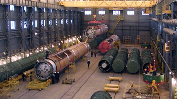 Práce na kontejneru na rakety v Mezikontinentálním centru pro eliminaci balistických raket v Surovatichě v Rusku