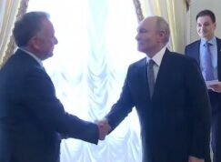 Witkoff si podává ruku s Putinem