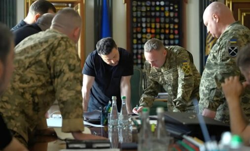 Zelenskyj s ukrajinskými generály při plánování