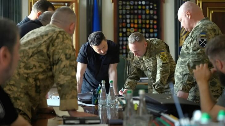 Zelenskyj s ukrajinskými generály při plánování